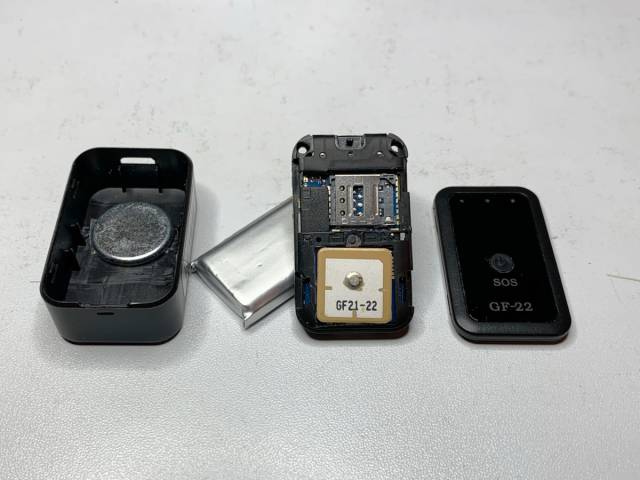 The GF-22 GPS Traker disassembled The GF-22 GPS Traker disassembled
