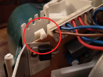 Connettore e gancio scheda elettronica