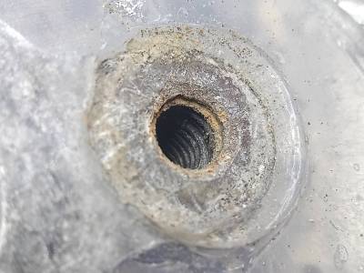 Detail of the threaded hole freed from the broken bolt